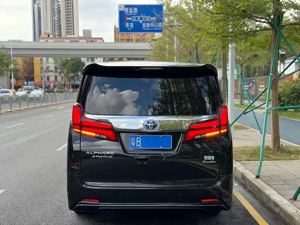 Toyota Vellfire — миниатюра 17