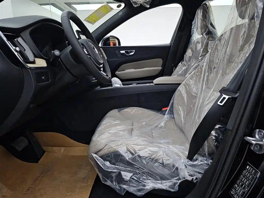 Volvo XC60 2026 B5 Luxury