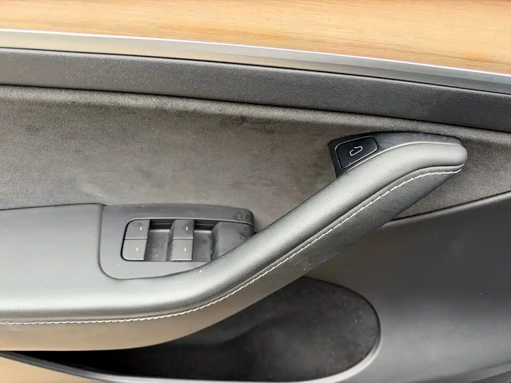 Tesla Model Y — миниатюра 20