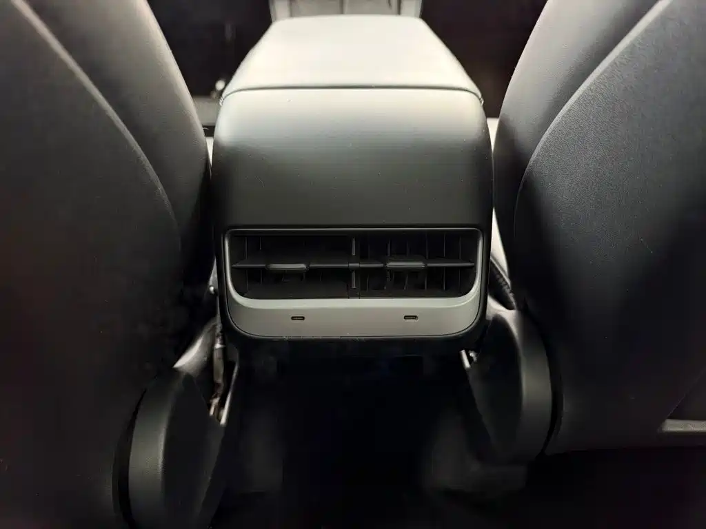 Tesla Model Y — миниатюра 19