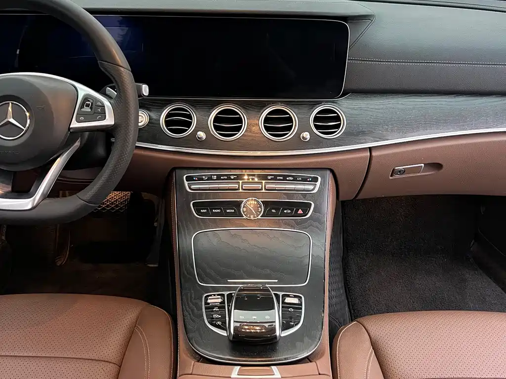 Mercedes-Benz E-Class — миниатюра 8