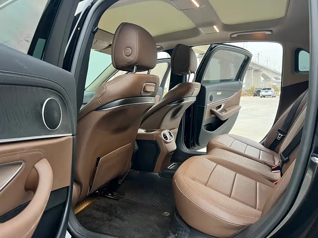 Mercedes-Benz E-Class — миниатюра 11