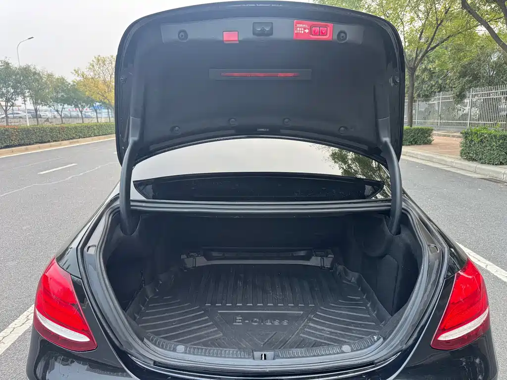 Mercedes-Benz E-Class — миниатюра 23