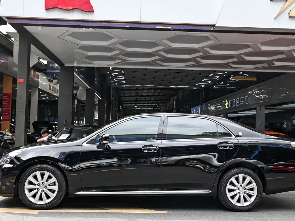 Toyota Crown — миниатюра 3