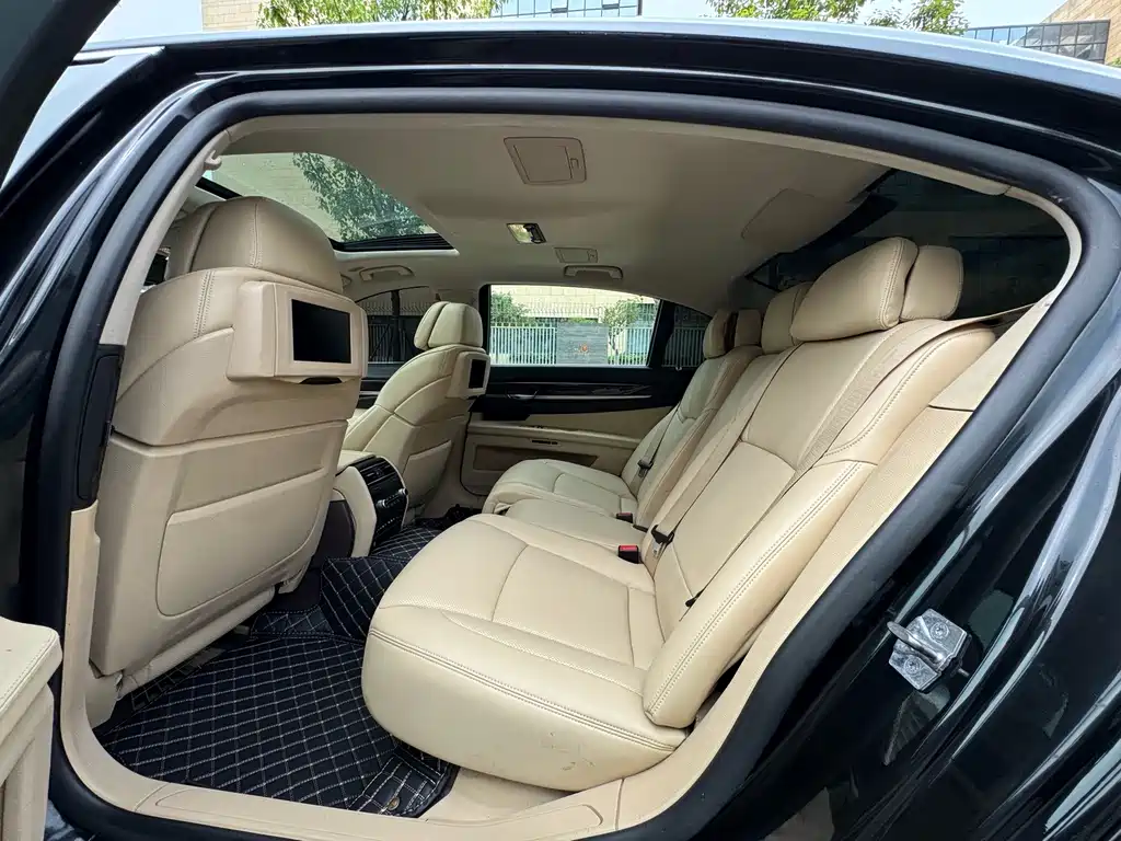 BMW 7 Series — миниатюра 13