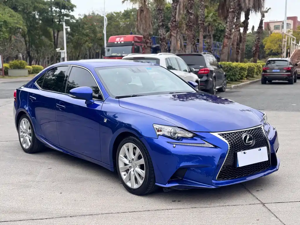 LEXUS IS