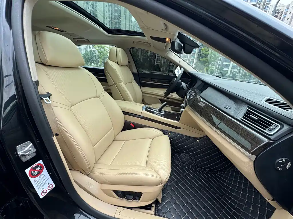 BMW 7 Series — миниатюра 11