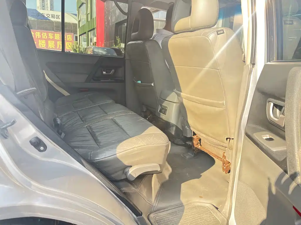 Mitsubishi Pajero — миниатюра 9