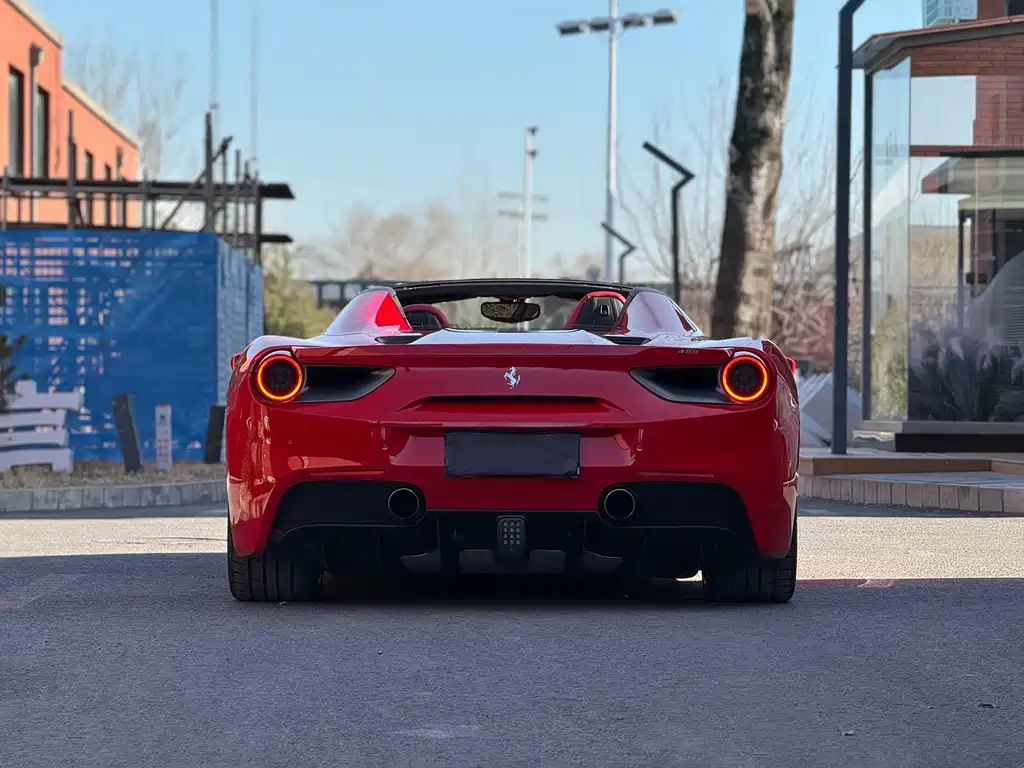 FERRARI 488