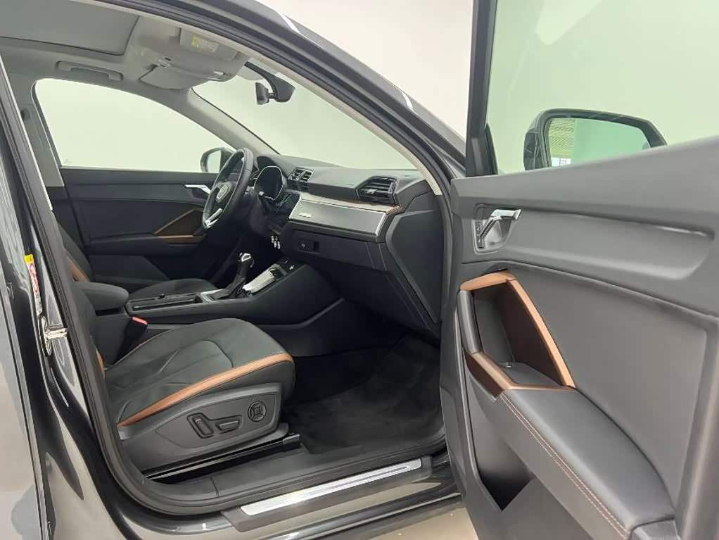 Audi Q3 1.4 л 2022 г. Серебристо-серый, пробег 6000 км