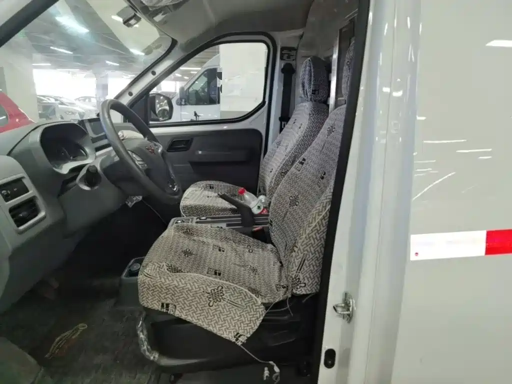 Wuling Yangguang — миниатюра 22