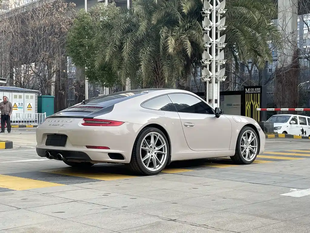 PORSCHE 911
