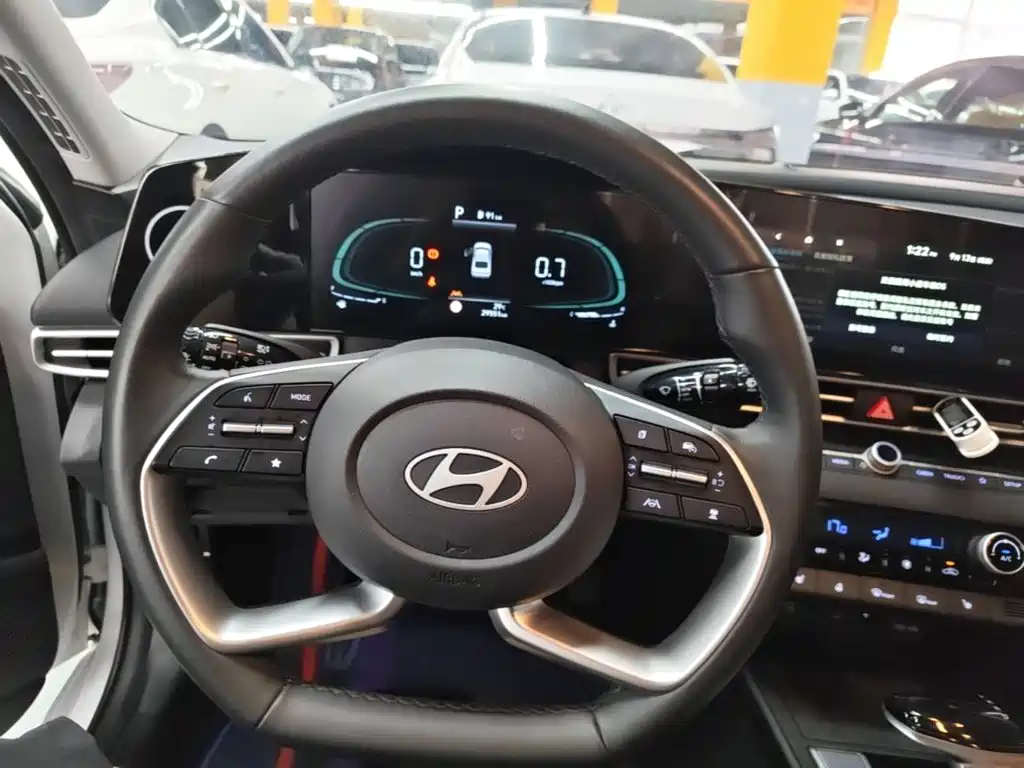 Hyundai Elantra — миниатюра 11