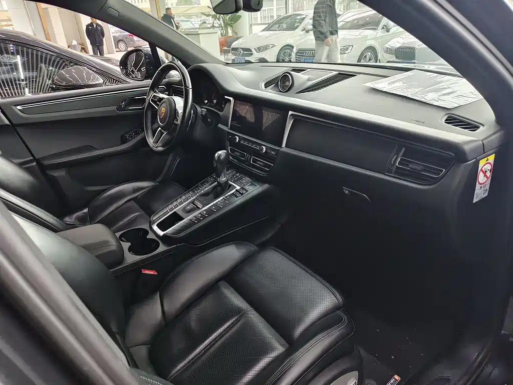 PORSCHE MACAN