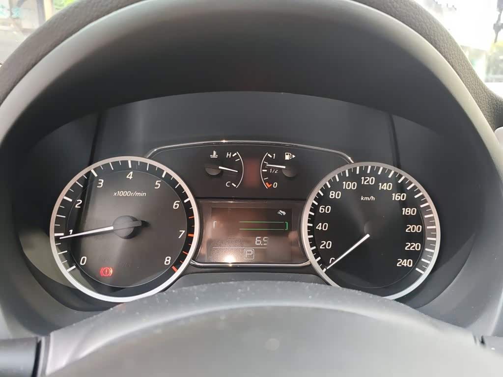 Nissan Sylphy 1.6 л 2026 г. Серебристо-серый, пробег 10000 км