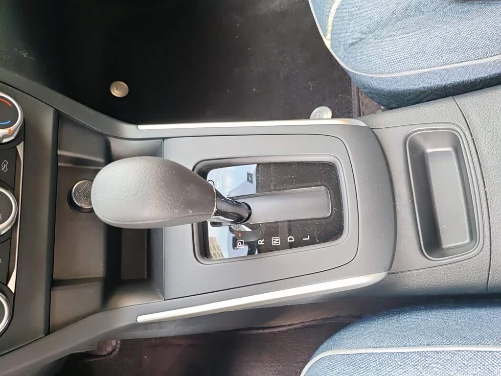 Nissan Sylphy 1.6 л 2026 г. Серебристо-серый, пробег 10000 км