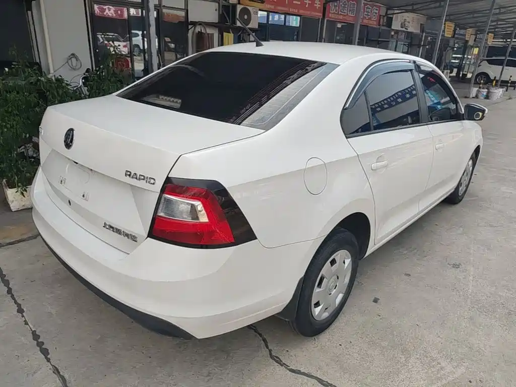 Skoda Rapid — миниатюра 7