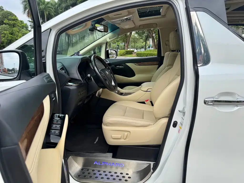 Toyota Alphard — миниатюра 16