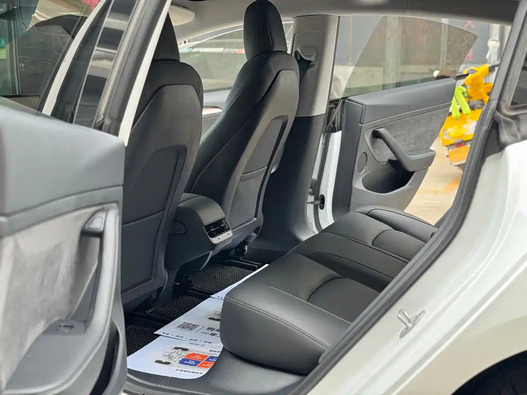 Tesla Model 3 — миниатюра 10