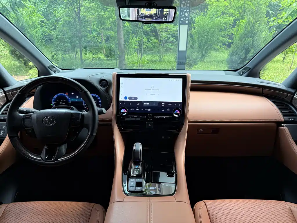 Toyota Alphard — миниатюра 13