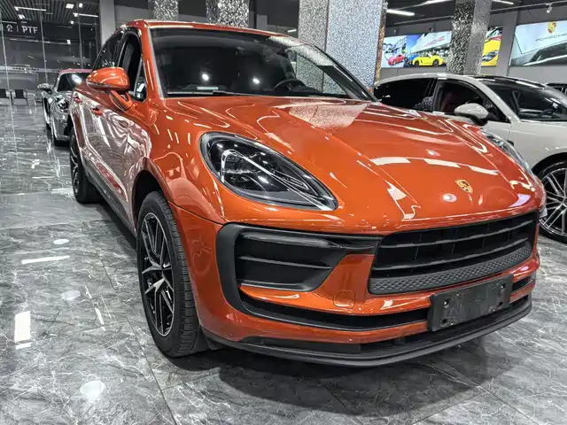 PORSCHE MACAN