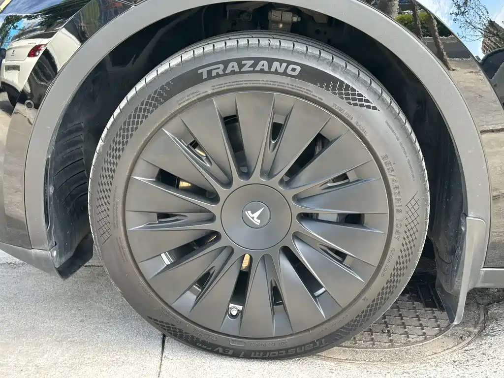 Tesla Model Y — миниатюра 14