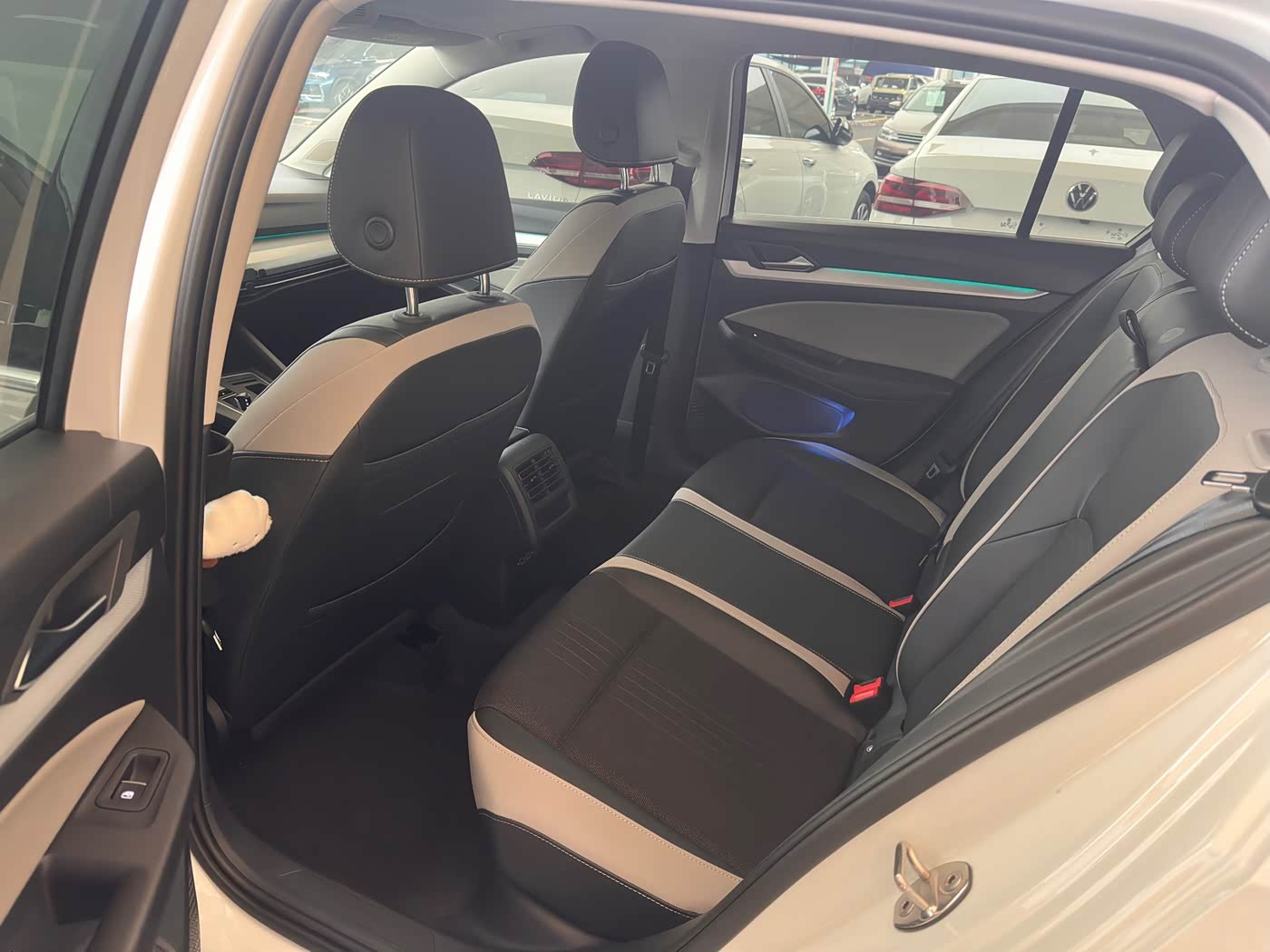 Volkswagen Golf 1.4 л 2023 г. Белый, пробег 22000 км