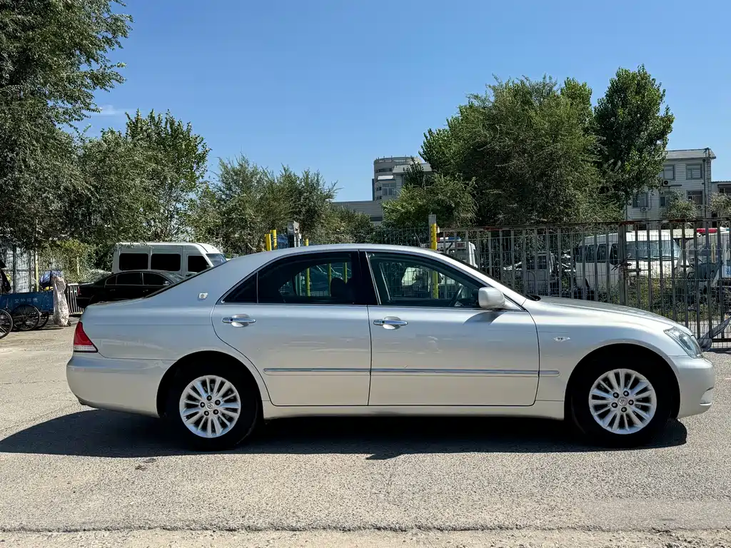 Toyota Crown — миниатюра 9