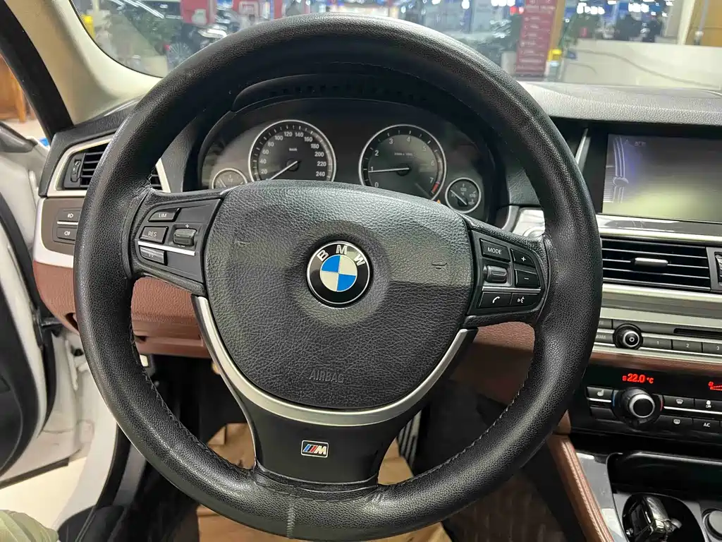 BMW 5 Series — миниатюра 12