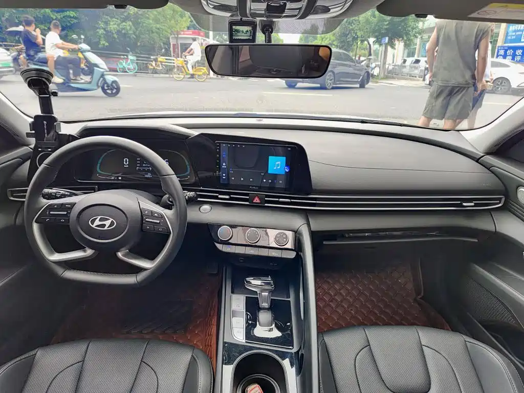 Hyundai Elantra — миниатюра 10