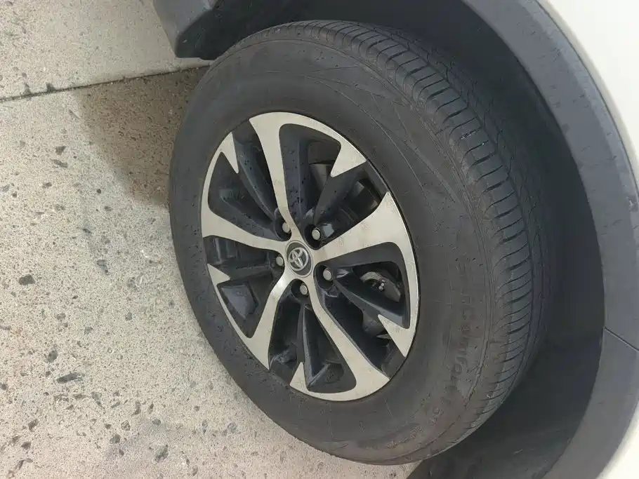 Toyota RAV4 — миниатюра 6