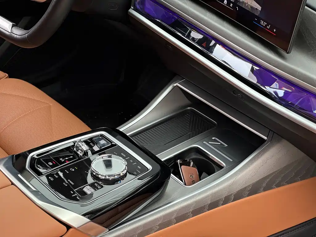 BMW 7 Series — миниатюра 13