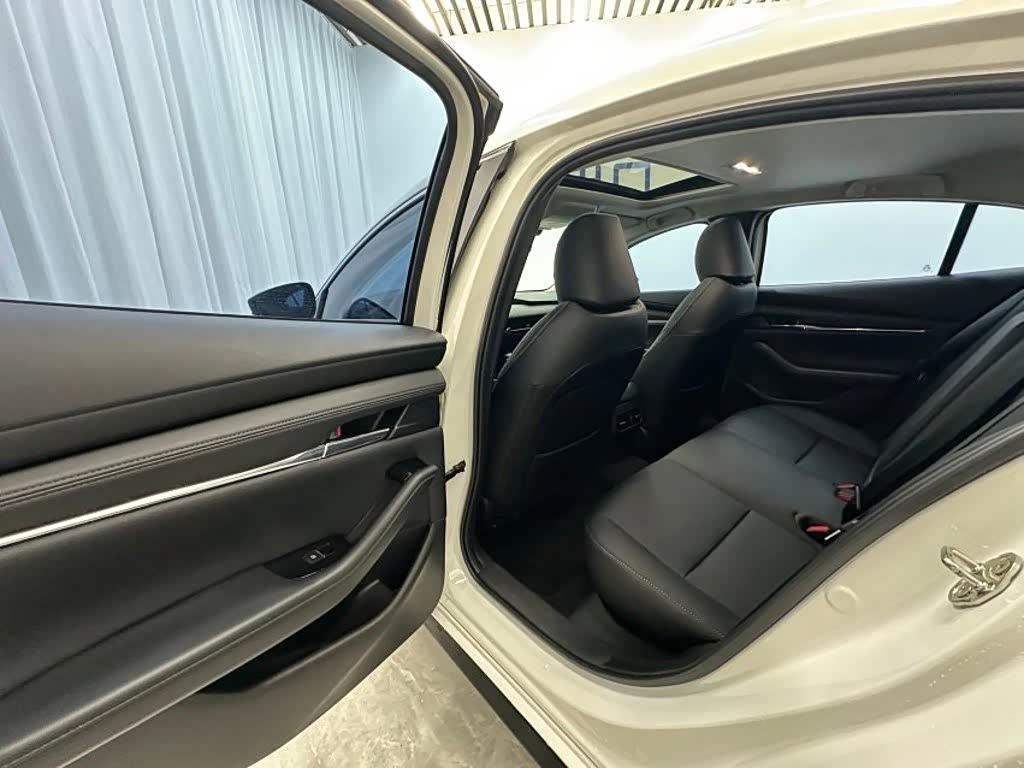 Mazda Mazda3 Axela 2.0 л 2023 г. Белый, пробег 32000 км