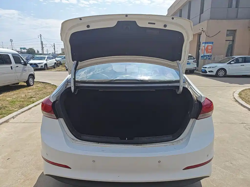 Hyundai Elantra — миниатюра 15