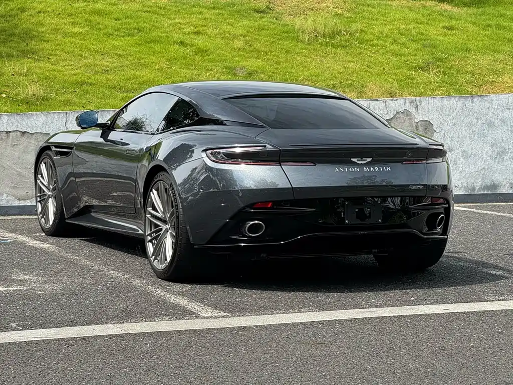 Aston Martin DB12 — миниатюра 11