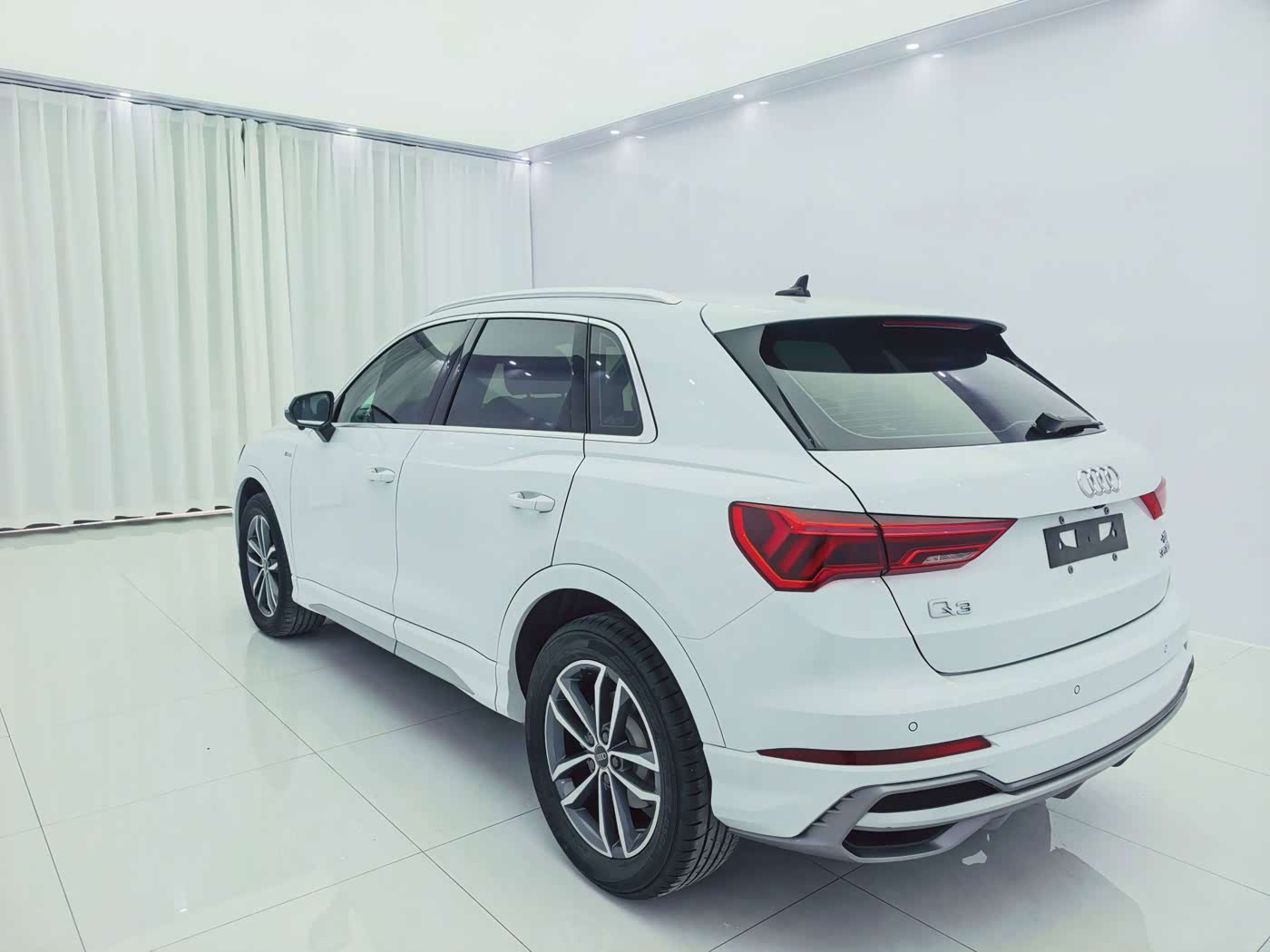 Audi Q3 1.4 л 2023 г. Белый, пробег 39000 км