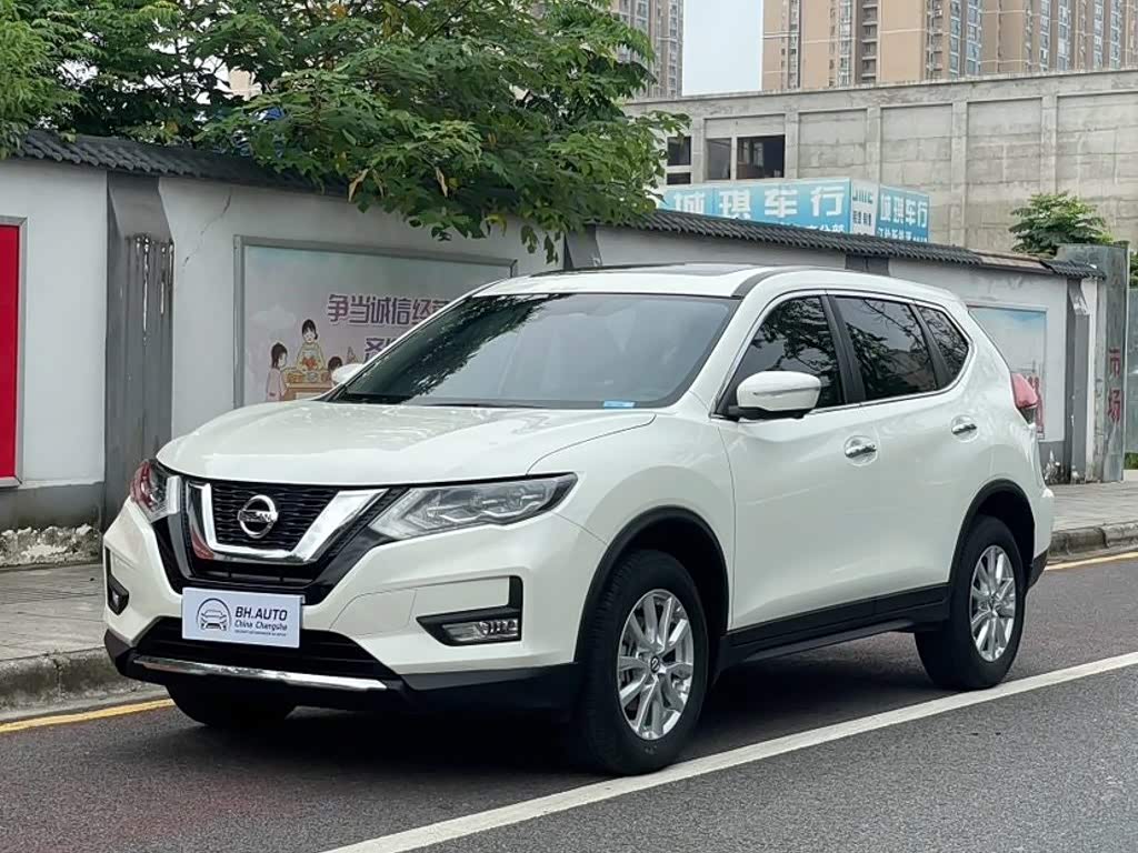Nissan X-Trail 2.0 л 2023 г. Белый, пробег 26000 км