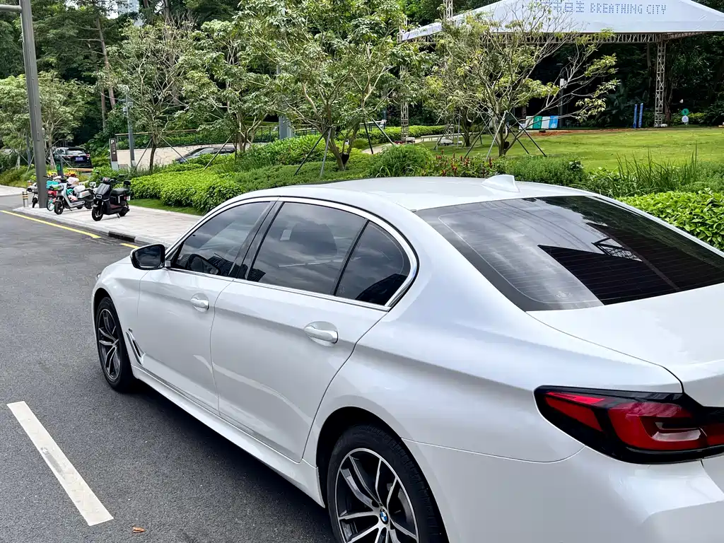 BMW 5 Series — миниатюра 17