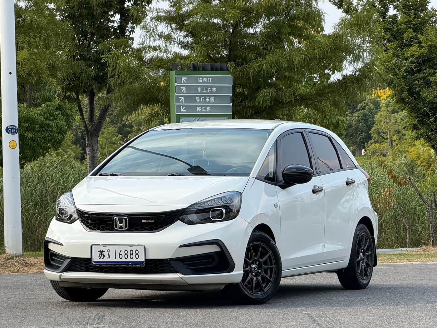 Honda Fit 1.5 л 2021 г. Белый, пробег 50000 км