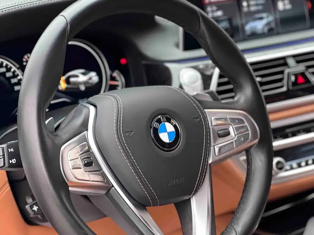 BMW 7 Series — миниатюра 13