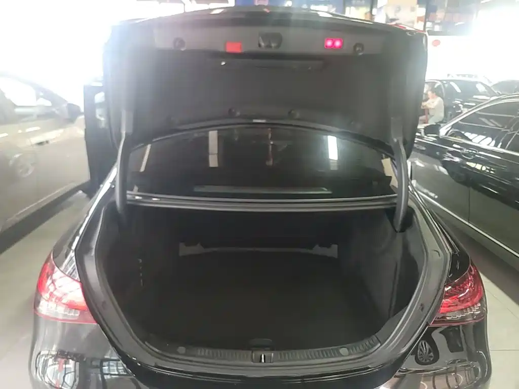 Mercedes-Benz E-Class — миниатюра 19
