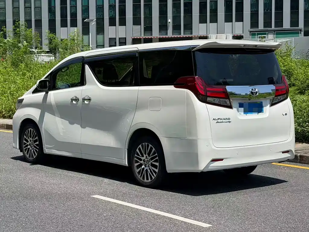 Toyota Alphard — миниатюра 6