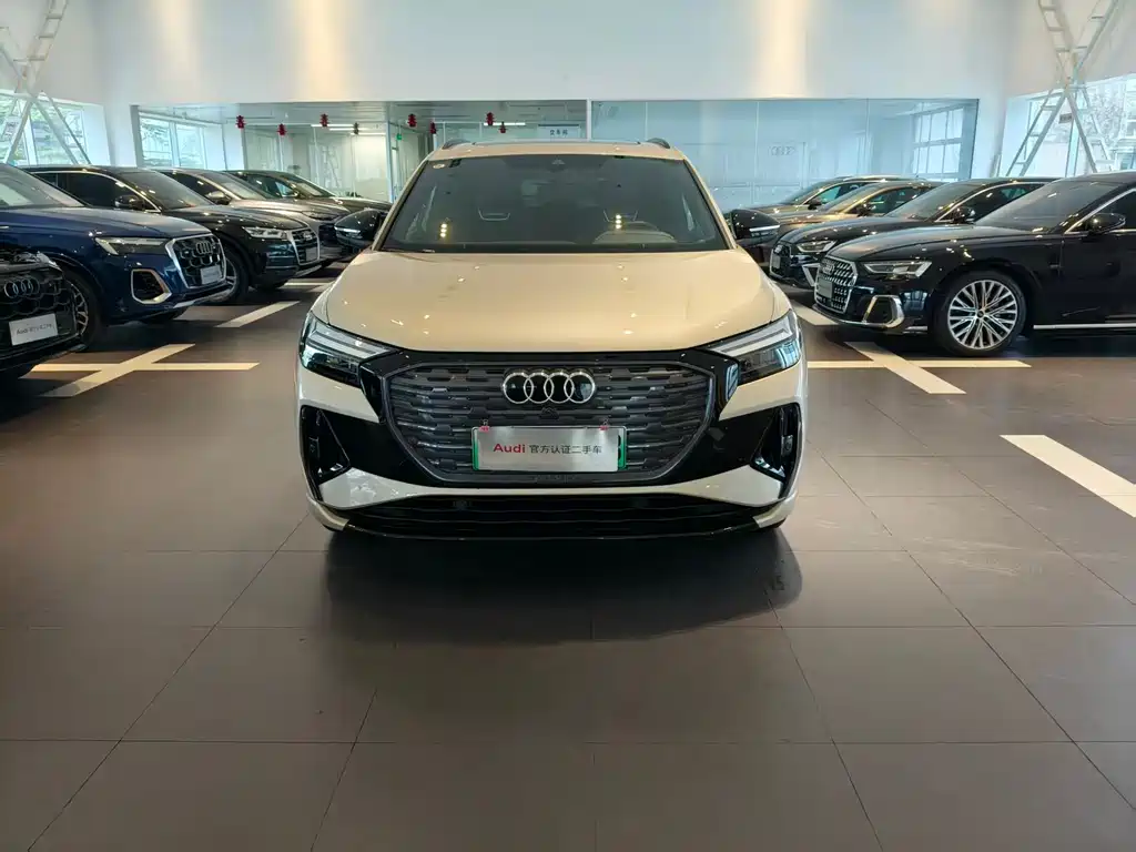 AUDI Q4 E TRON