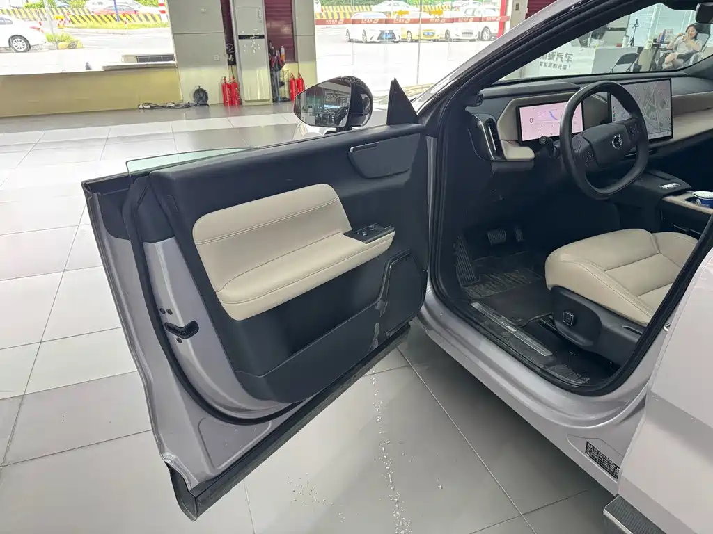Volvo XC70 PHEV — миниатюра 11