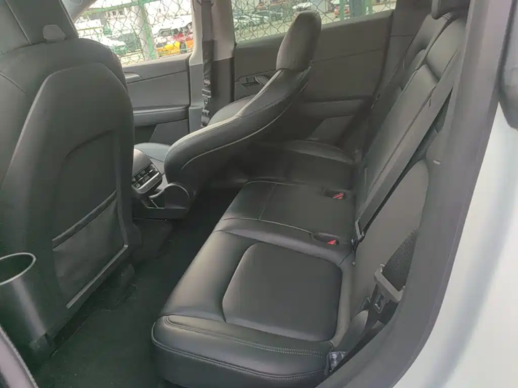 Tesla Model Y — миниатюра 17