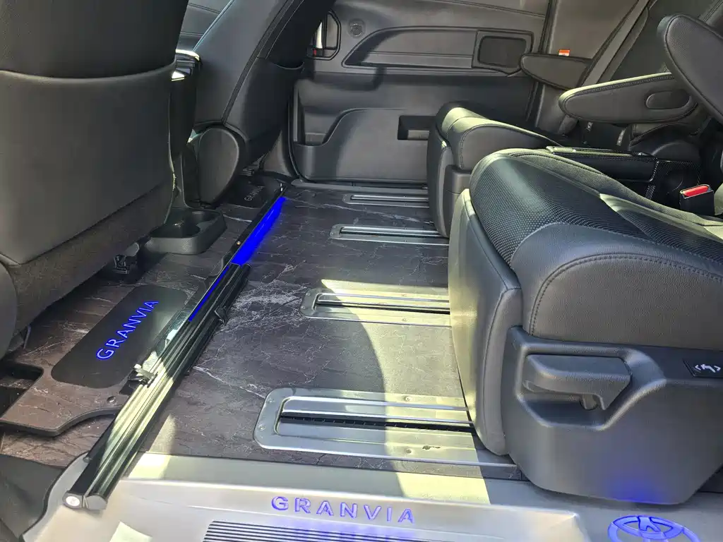 Toyota Granvia — миниатюра 11