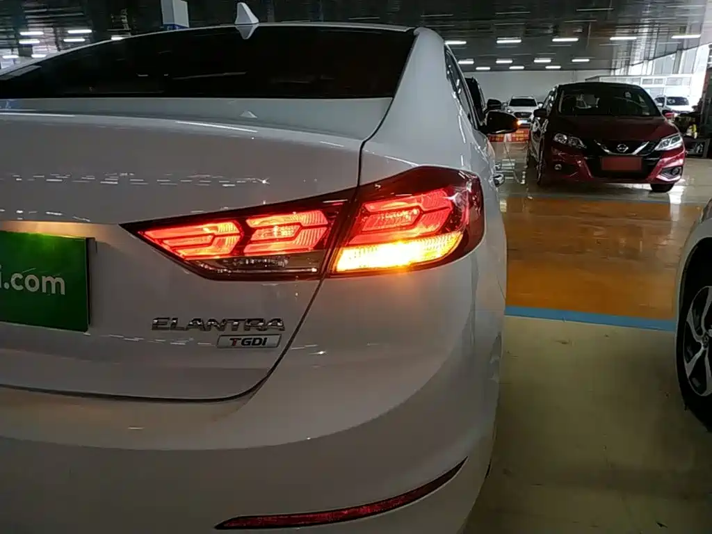Hyundai Elantra — миниатюра 8