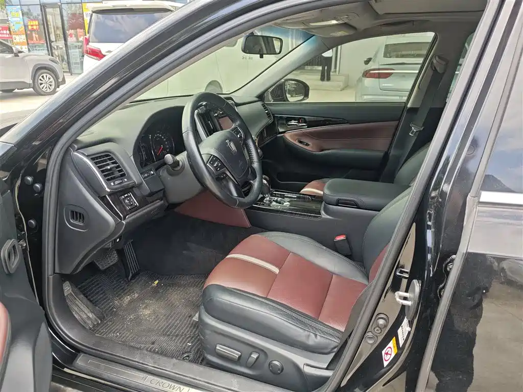 Toyota Crown — миниатюра 4
