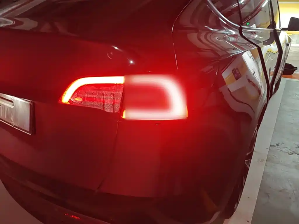 Tesla Model Y — миниатюра 8