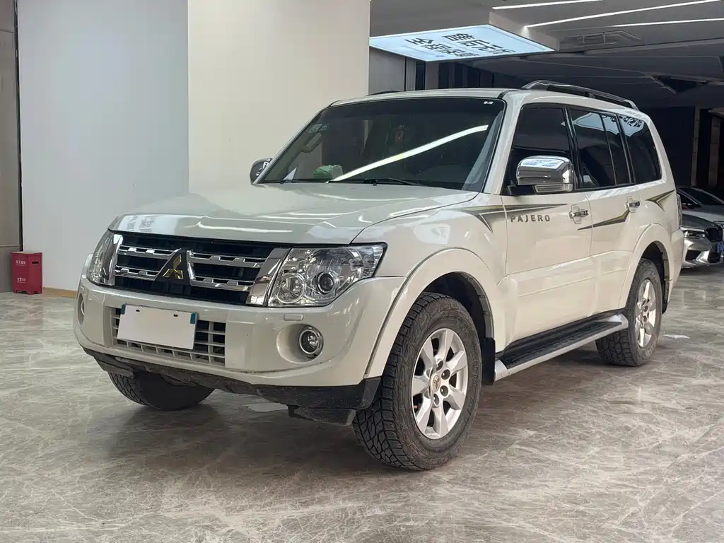Mitsubishi Pajero (Import) 2014